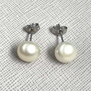 FRESHWATER BUTTON PEARL EARRING STUDS